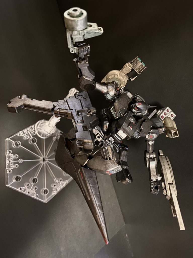 MISSION  62    要人護衛CLIENT   地球連邦政府目標 大統領専用車輌の護衛報酬 200000cr    レイヴン。依頼だ。現在、各国の視察を行なっている大統領の乗る専用列車の護衛を頼みたい。護衛してもらいたいポイントは、都市間の山間部だ。敵の襲撃があるとすればこのポイントだろう。列車は、それなりの武装もしているが、AMCが護衛していれば安心できる。たのんだぞ、レイヴン。 穏やかな、月の綺麗な夜だ。護衛ポイントももう半分が過ぎた。敵性の反応もない。…楽な仕事だ。そう思っていた矢先、コクピット内にノイズ混じりの声が響く。「騙されるな、レイヴン。…アレに大統領は乗っていない」 シュレーディンガーの声。抑揚のない声で、シュレーディンガーは言う。あの列車に、大統領は乗っておらず、複数の爆弾が積み込まれている。と、それも今向かっている都市を軽く消し飛ばせるほどの爆弾が。シュレーディンガーに言われるまま、各種センサーを起動させ、各車輌をスキャン、チェックしていく、するとさっきまで無かった不自然な反応が四つ。「いそげ、レイヴン。到着まであまり時間が無いぞ。…見ろ、やつらも気付いたようだ」 シュレーディンガーが言うのと同時に列車が加速を始める。MISSION UPGRADE   列車車輌撃破目標 特定エリア到達までの列車の撃破ミッション概要 ミッションアップグレード前には敵が出てこない為、実際の戦闘は、アップグレード後から。加速した列車を追いかけるように、列車に搭載された武装を破壊しながら、車輌を破壊していく。常に列車と並走する形になる為、脚部はフロートタイプ一択。最高速度の速いタイプのフロート脚部を選ぶことで、ミッションのクリアが楽になる。右腕のパルスガンで列車の武装を破壊し、左腕のプラズマグレネードで車輌を破壊していく。エネルギーの管理に注意。ミッション終了後…メールが届いています地球連邦政府 やってくれたな、レイヴン。大統領は暗殺された。お前には賞金が賭けられた。せいぜい生き延びろ。