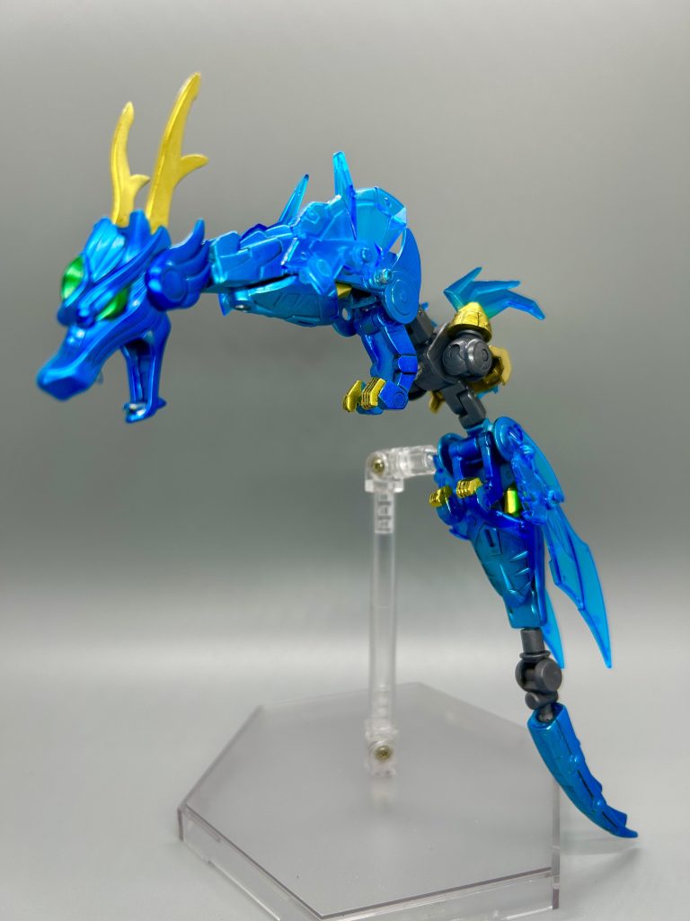 蒼龍青龍剣に封印された水の神獣。劉雲との[魂の同調]によって現世に具現化し、口から様々な属性を付与した息吹(ブレス)による中〜遠距離攻撃で戦う。普段は冷静沈着な性格なのだが、いざ戦闘が始まると一転して熱血漢に。その勢いに釣られて劉雲も士気が上がる為、相性は上々の様だ。ある理由により関節が各所にあるので、思いの外ウネウネ動きます。まあ龍型あるあるというやつですねw