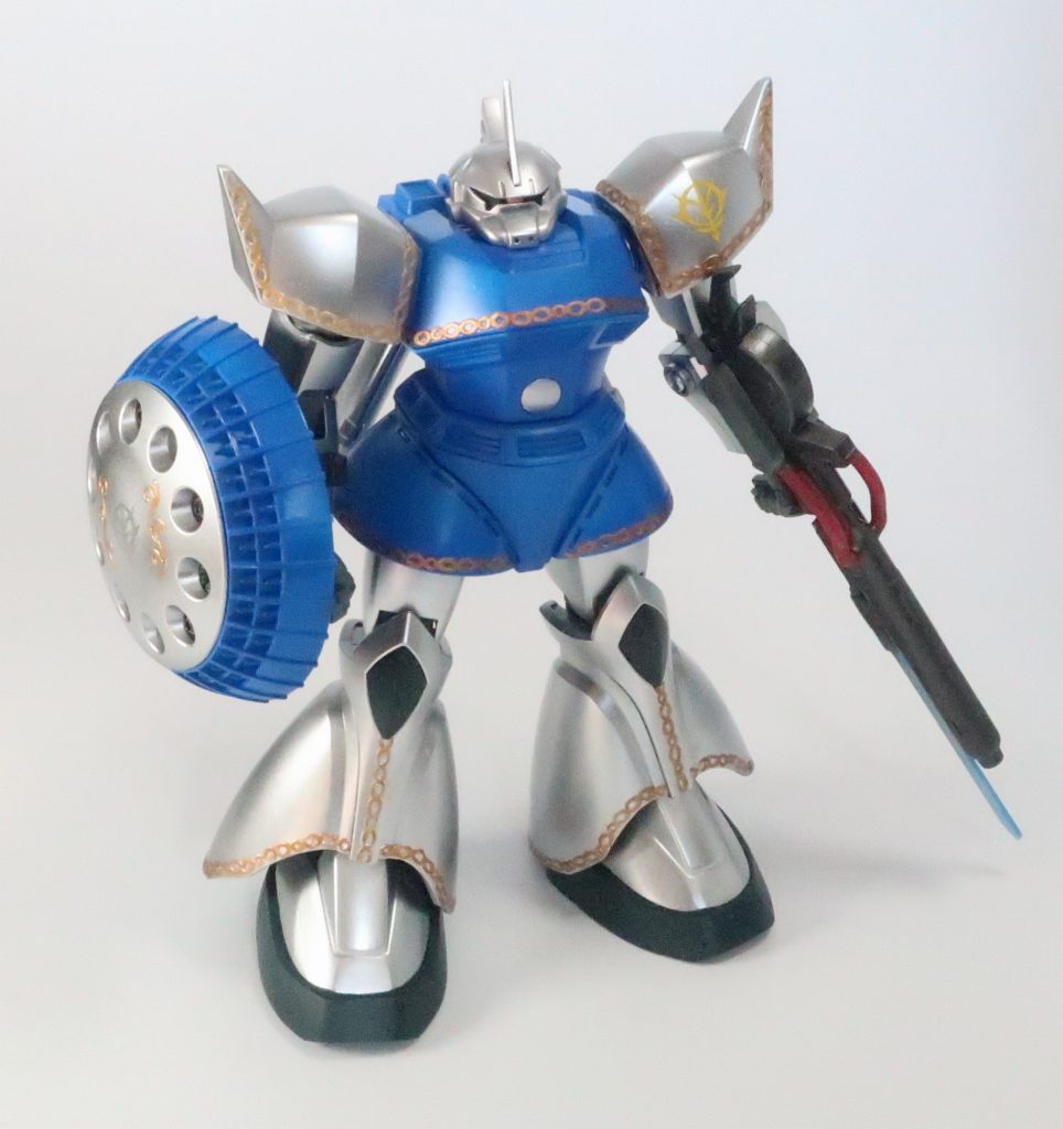 エングレービングはエレガントカットシールという商品です。これを貼り付けた後にサフ吹き・基本塗装をしています。その上からゴールド（シタデル）を筆でなぞっています。