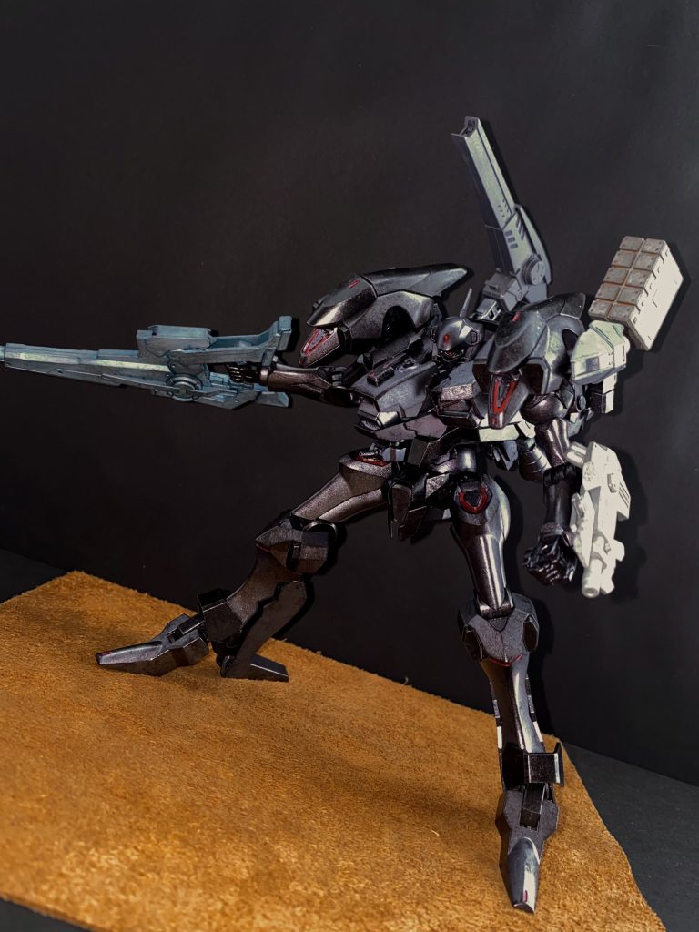 EX MISSION    UNKNOWN撃破目標 UNKNOWN撃破 自立特攻兵器の猛襲を退け、満身創痍となった機体を、コアユニットのあるクワイエットゼロ中央部へと踏み入れたレイヴンに、聞き慣れた声が届く。「ここまで来たか、…レイヴン」 シュレーディンガーだ。巨大なコアユニットの下、円形の広場の中央がせり上がり、中からAMCよりひと回り大型の機体が姿を現す。AMC?、…いや、あれはMS(モビルスーツ)。その背に悪魔の翼を思わせる大型ブースターを背負い、赤と黒の禍々しさを感じるカラーリング。紅く光るデュエルアイ、まるで人の貌を彷彿とさせる頭部をこちらに向け踏み出す機体。機体各部のシェルユニットが虹色に輝く。あれは失われた技術、失われた機体、…「GUNDAM」。「さあ、始めようか、レイヴン。…私と、君の、闘争を…」 限界となっている機体のコクピットの中、コンソールに映し出されるシステム表示を次々とリセットしていく、そして8桁のパスワードを入力すると、機体の再起動プロセス。リミッターを解除するのだ。これにより自らのGUNDの身体と機体のリンクを限界まで高めることができるのだ。しかし、その代償は…。…システム、戦闘モードを再起動します ぶつかり合う、鉄と、鉄。ぶつかり合う、機体と、機体。「そうだッ!レイヴンッ!今、この瞬間、力こそが全てだッ!」