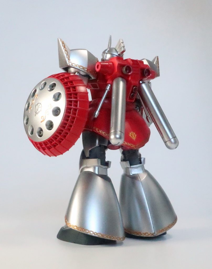 バックパックはマリーネのものを大型化。刺さっているシルバーの細い棒はハイパービームサーベルです。