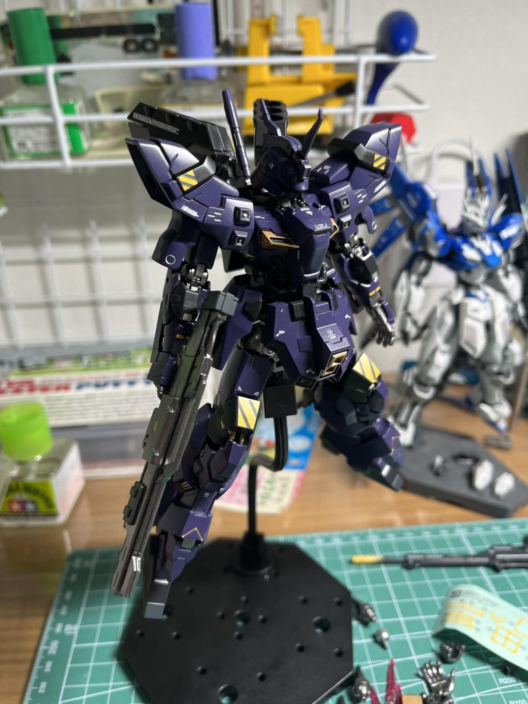 デカール貼りまで（この後に追加で50枚ほど貼っています）影が多いのもありますがすでに重厚感あります！（早くつや消しトップコートが吹きたくなる工程、、、！）