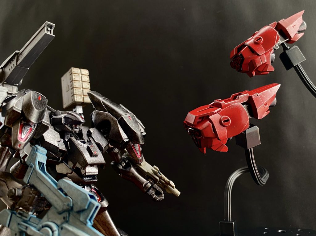 無数に飛来するミサイルの群れを躱し、雨のように降りしきるレーザーをすり抜け、クワイエットゼロの猛攻をくぐり抜けたレイヴンは、搬入口を思わせる巨大な隔壁の前に辿り着く。素早く機体のチェックと、隔壁のハッキング行う。開き始めた隔壁に機体を滑り込ませると、中央部に続く薄暗く広い通路を走らせる。 どこまでも続くような薄暗い通路をゆくレイヴンは通路内の異変に気付く。通路内の壁、天井、床までもが不規則に開き始めたのだ。瞬く間に穴だらけとなった通路内に、異常なほどの熱源が探知される。次の瞬間、穴の中からパーメットの光を光らせる小型の飛翔体が溢れるように現れる。まるで意思を持つかのように、レイヴンに向かって来る。正面に迫る飛翔体をライフルで撃ち貫いた瞬間、飛翔体はその大きさからは想像もつかないほどの大爆発を起こす。飛翔体はその腹の中に強力な爆弾を内包しているのだ。 「自立特攻兵器」かつて「大破壊」の際、多くの都市を、人類を壊滅に追い込んだ忌まわしき兵器。その兵器が、今、レイヴンの目の前を舞う様に飛び回っている。数千、いや、数万。レイヴンは気付く、ここは、通路でも搬入口でも無い。ここは、コイツらの射出口だ。