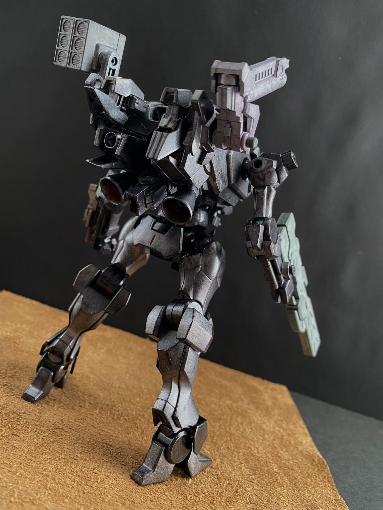 MISSION 00   AMC起動テストCLIENT   株式会社ガンダム(シン・セー開発公社)目標 テスト項目の全終了報酬 0cr    お体の調子はどうですか?レイヴン。まずは現状の把握を。あなたは、生前の契約に乗っ取り、強化人士として再生されました。あなたの身体はGUNDフォーマット化により、AMC基本システムとのパーメットリンクが確立されました。このテストの終了をもって、あなたは正式にレイヴンとして登録されることになります。最後に、「飛べる鳥もいれば、飛べない鳥もいます。あなたは飛べる鳥であることを祈ります」……システム、戦闘モードを起動します。機体概要 中量タイプのコア(胴体)を好むレイヴンのようだ。コアはOB(オーバーブースト)タイプ。上の画像には、可動テストの為、片側のみオーバーブーストを展開している様子が確認できる。〜ミッション終了後、メールが届いています。「ようこそ、レイヴン。我々は君を歓迎する」