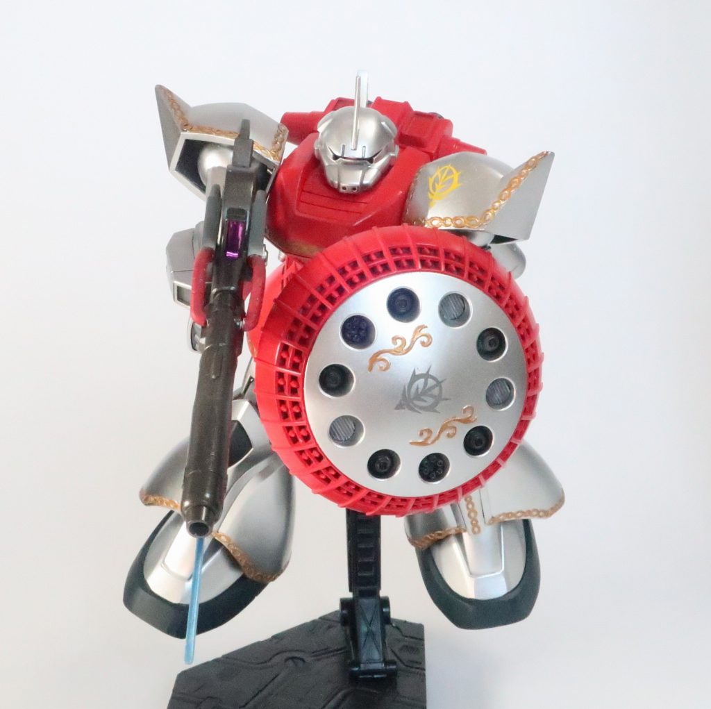 ガードであるからには盾が必要です。この盾には小型ミサイル、フラッシュライト、低出力ビーム砲、バルカン砲が仕込まれています。盾に武器を仕込むのはギャン以来、ジオンの伝統芸ですよね。