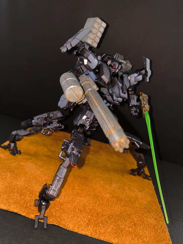 MISSION  39   敵性AMC撃破CLIENT   ペイル・テクノロジーズ目標 敵AMCの撃破報酬 200000cr    最近、ずいぶんと名を聞くようになったな、レイヴン。ここでひとつ依頼だ。AMCの撃破を頼みたい。目標のAMCは、こちらからの情報操作で廃スタジアム内に誘導してある。後はお前が撃破するだけだ。健闘を祈る。 スタジアムのゲートをくぐるレイヴンに、マシンガンの雨が降る。素早く瓦礫の陰に機体をもぐり込ませたレイヴンに通信、声がかかる。「ヒャハァーッ!マジか!?ホントにひとりで来やがった!」「…黙っていろ、トーチャー。…すまないな、レイヴン。騙した訳ではないが、これも仕事でな」「ハッ、アンタが、邪魔なんだってサァ!」 スタジアムに待ち受けていた3機のAMC。どうやら、狩られる側の鳥は自分の方だったらしい。ミッション概要 敵AMCの倒し方で後のシナリオが分岐するミッション。中量二脚スナイパーのフロスト、火力重視タンクタイプのトーチャー、軽量逆足でマシンガンをばら撒くアンバー、3機のAMCと戦うミッションだが、実際に戦うのは2機ずつ。はじめに、トーチャーとアンバーの2機が襲いかかってくる。3分以内にトーチャーとアンバーどちらかを撃破した場合、それまで高所で狙撃していたフロストが参戦し、3機とも撃破することで、シナリオはAルートへ。トーチャーとアンバーを3分以内に倒せなかった場合は、フロストは撤退し、シナリオはBルートへ進む。 各機体の戦い方だが、アンバーは軽量逆脚の機動性能を生かし、素早い移動で二種類のマシンガンを雨あられと撃ち込んでくる。一方トーチャーは、タンクタイプの積載量を生かし、両手にバズーカ、両肩にミサイルと火力重視の機体だが、命中率が非常に低い為、視覚外からのトーチャーのミサイルに注意しながらアンバーの方を先に撃破すると良いだろう。アンバーは実弾防御性能が、トーチャーはエネルギー防御性能がそれぞれ低い、トーチャーにいたっては、タンクタイプの為、ブレードの攻撃が当てやすいだろう。ちなみにフロストだが、この三人なかではリーダーのようだが、これまで戦い抜いてきたレイヴンにとっては大したことはない相手だろう。