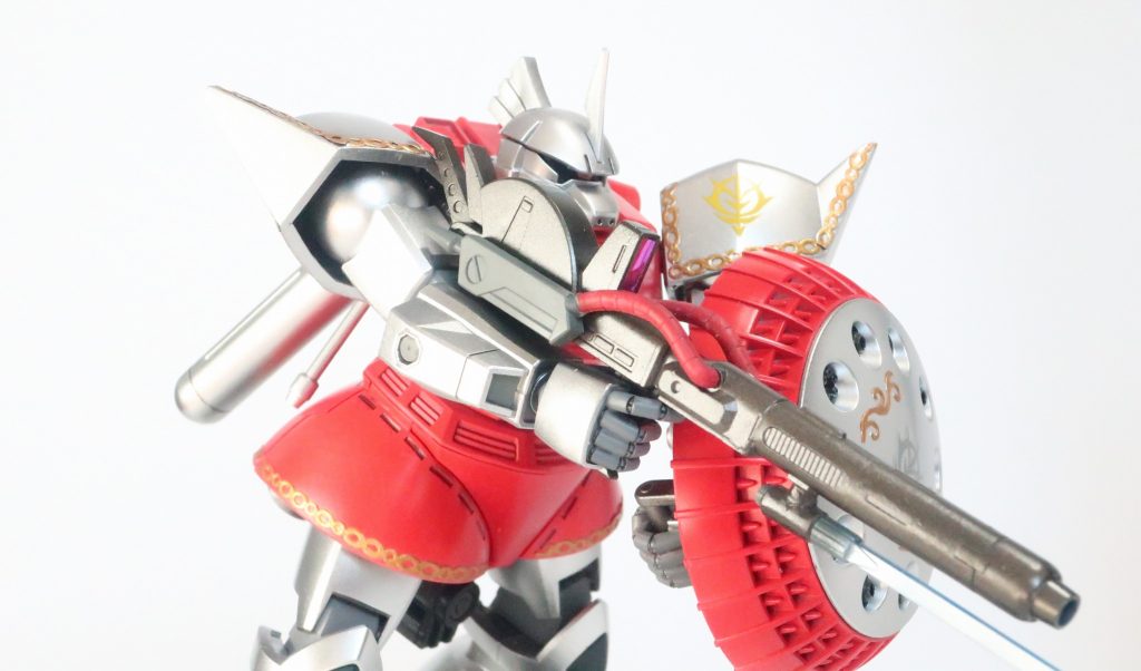 格式ばった武器がないかとジャンク箱を漁ったら、銃剣付きライフル(ザクIIIのもの)が出てきたので採用。ZZのライフルを使い長銃身化しています。