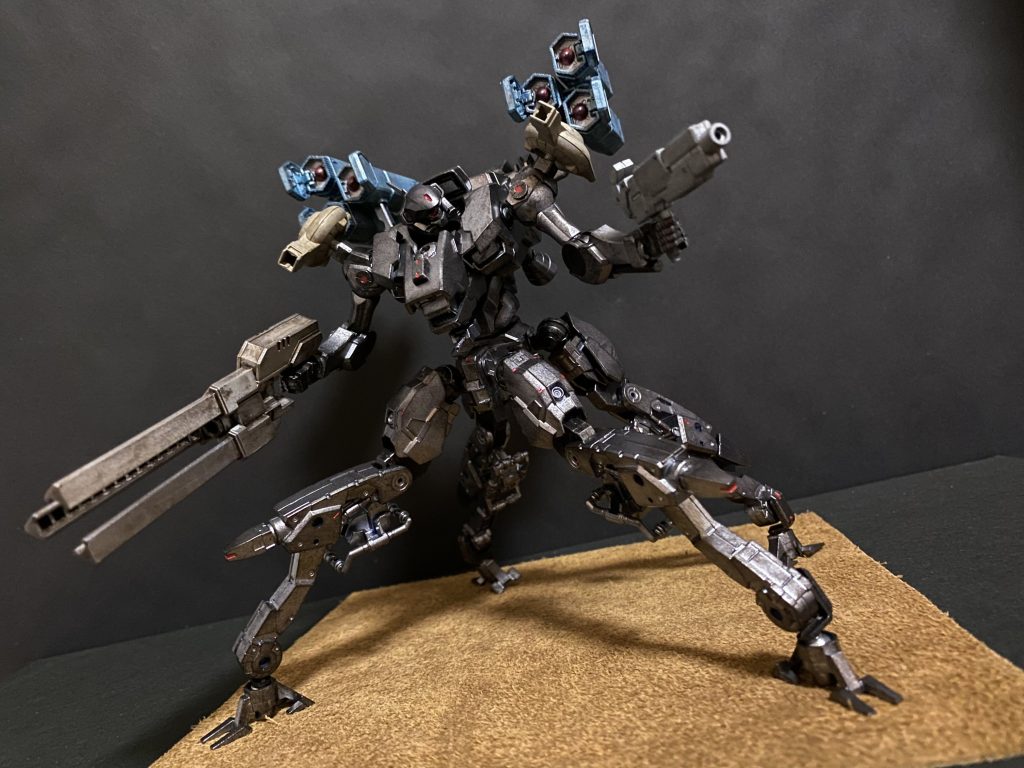 MISSION  34   暴走MS殲滅CLIENT   地球連邦政府目標 暴走MSの撃破報酬 120000cr    依頼だ。レイヴン。軍のMSが暴走している。何者かがシステムをハッキングしているらしい。現在、基地内のMSの60%がシステムに異常を確認している。また、基地内には強力なジャミングも確認されている為、敵味方の区別がつかない。いいか、レイヴン。敵味方の判断を誤るな。 何機かのMSを撃破したレイヴンに通信が入る。強力なジャミング下にありながら聞こえてくるノイズ混じりの声、???「はじめましてだな、レイヴン。…そうだな、…シュレーディンガーとでも呼んでもらおうか」ミッション概要 比較的開けた基地施設で多くの暴走MSと戦うミッション。基地施設全体にジャミングがかかっている為、敵味方の判別が出来ない。その為、目視で判断していく、敵になったMSのシェルユニットは、紫色に光っているのですぐに分かるだろう。実はこのミッションにおける最大の敵は、暴走MSではなく、基地施設に配置された大型砲台だ。両肩武装の大型ミサイルで最初に砲台を破壊してしまえば、後は、ゆっくりと暴走MSを撃破していけばいい。その際、右腕のプラズマライフル着弾時の爆風で味方機や、車両を破壊しないよう注意。