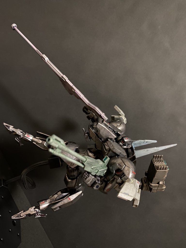 MISSION 18    航空輸送機護衛CLIENT    ジェターク・ヘビー・マシーナリー目標 護衛対象の特定エリアの到達報酬 130000cr    緊急の依頼です。レイヴン。現在、我が社の航空輸送機団が、他社の航空勢力の攻撃を受けているとの報告が入りました。そこでレイヴン、あなたに我が社の輸送機団の救援と、その護衛をお願いします。幸い、敵の戦力は航空機のみだとわかっています。ただ、高高度の狭い足場での戦闘になります。どうかお気をつけて。ミッション概要 足場であり、護衛対象である航空輸送機の間を飛び回りながら、ミッションエリア外から飛んでくる敵航空機を撃ち落としていく。護衛対象は以外と打たれ弱いので、いかに護衛対象に敵機を近づけないかが大事。右腕の射程の長いスナイパーライフルと、左腕の連射性能の高いスナイパーライフルによる狙撃で敵航空機を撃破していこう。肩のレーダーにより、敵補足能力が上がっているが、過信は禁物。撃ち漏らして近づかれたら左肩のビットミサイルで確実に落としていこう。常にジャンプ、飛行していなければならない為、エネルギー管理に注意。落下するとエリアオーバーだ、エクステンションには、落下防止の為、ホバーブースター(使用するとその場で一定時間高度を維持)を装備した。