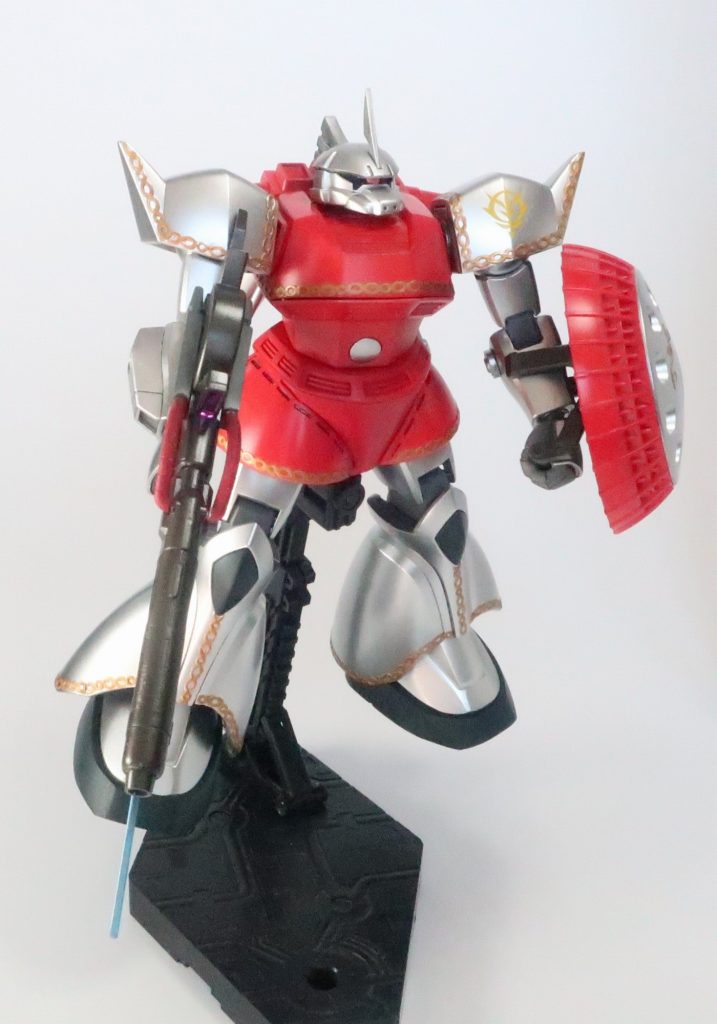 機体解説という駄文~~~本機はネオジオン公国(旧サイド3)において、要人警護、すなわちロイヤルガードの1機として建造された。その中でも本機は特に、ミネバ・ザビ専用MSの直掩機として位置づけられていた。そのためであろうか、性能は当時(UC.0095)の最高水準であるが、外見は古式ゆかしいゲルググである。