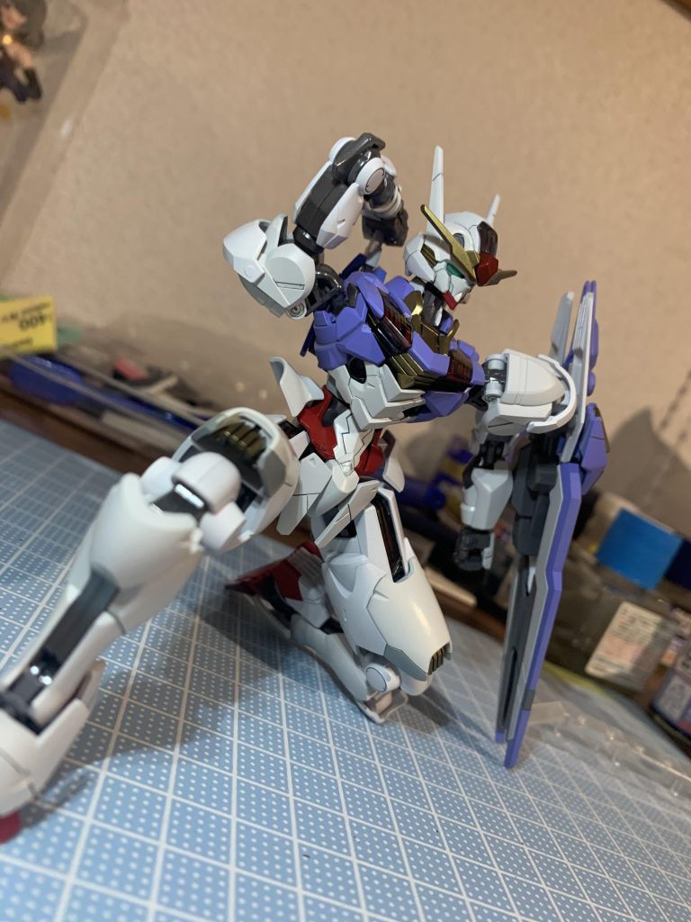 水星キットはみんな可動がいいみたいでビームサーベルの抜刀を再現。