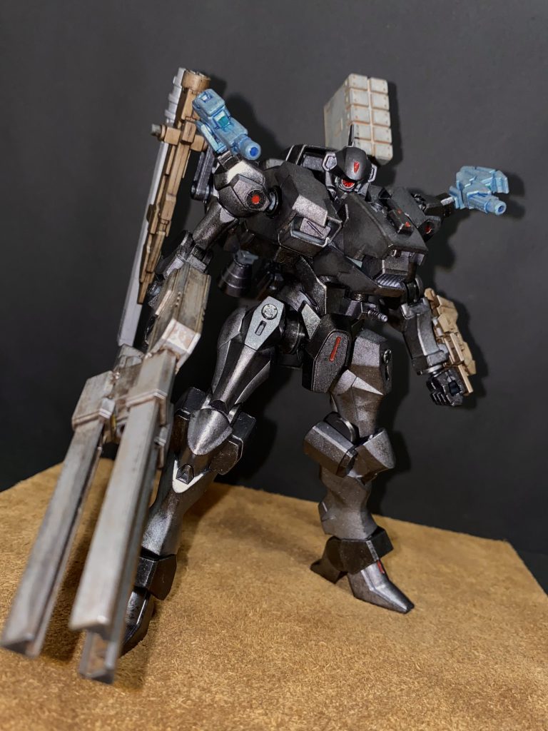 力と破壊の象徴 AMC   絶滅を生き延びた生物は、進化の階段を急速に駆け上がる。「大破壊」から復興した人類は、新たなステップを踏み出す。既存の兵器体系「MS」とは一線を画する兵器、「MC」である。 「大破壊」により激減した人口は、MSの在り方を大きく変える。パイロットの無人化である。スウォーム兵器、ドローン兵器を利用した新たなシステム使用した高性能AI制御による人型ドローン兵器MS(モビルスウォーム)として生まれ変わる。それに対し、新たに生み出されたのが、MCである。機体の中枢となるコア、胴体部を中心に頭部、腕部、脚部を様々なメーカーとの共通規格化によって換装することにより、あらゆる状況に能動的に対応できるMSを超える汎用性を得る。「コア構想」の誕生である。このシステムに対し、ほぼ全ての企業がMC関連の技術開発とパーツ開発に力を入れるようになった。 そうして、瞬く間に世界に広まったMC。それを操る傭兵達。彼らは、金の為、自らの名誉の為に、荒廃した大地を駆る。そんな傭兵達「レイヴン」が、自らの命を預ける戦闘に特化したMCを、AMC。アーマードモビルコアと呼ぶ。 AMCを操る傭兵、「レイヴン」と呼ばれる者達。彼らは強化人士と呼ばれる。自らの肉体の80%を機械化(GAND化)し、機体との一体化(パーメットリンク)をおこなう事で、AMCを自らの手足の様に操ることが出来る。人体のGUNDフォーマット化である。かつて、この技術の医療への転化を目的として設立され、大企業として名を上げた株式会社ガンダム。しかし、創設者の願いも虚しく、その技術は瞬く間に軍事転用され、人体改造に利用されるようになった。レイヴンと呼ばれる者達は、戦争で、事故で、その肉体を失った者達が大半なのである。