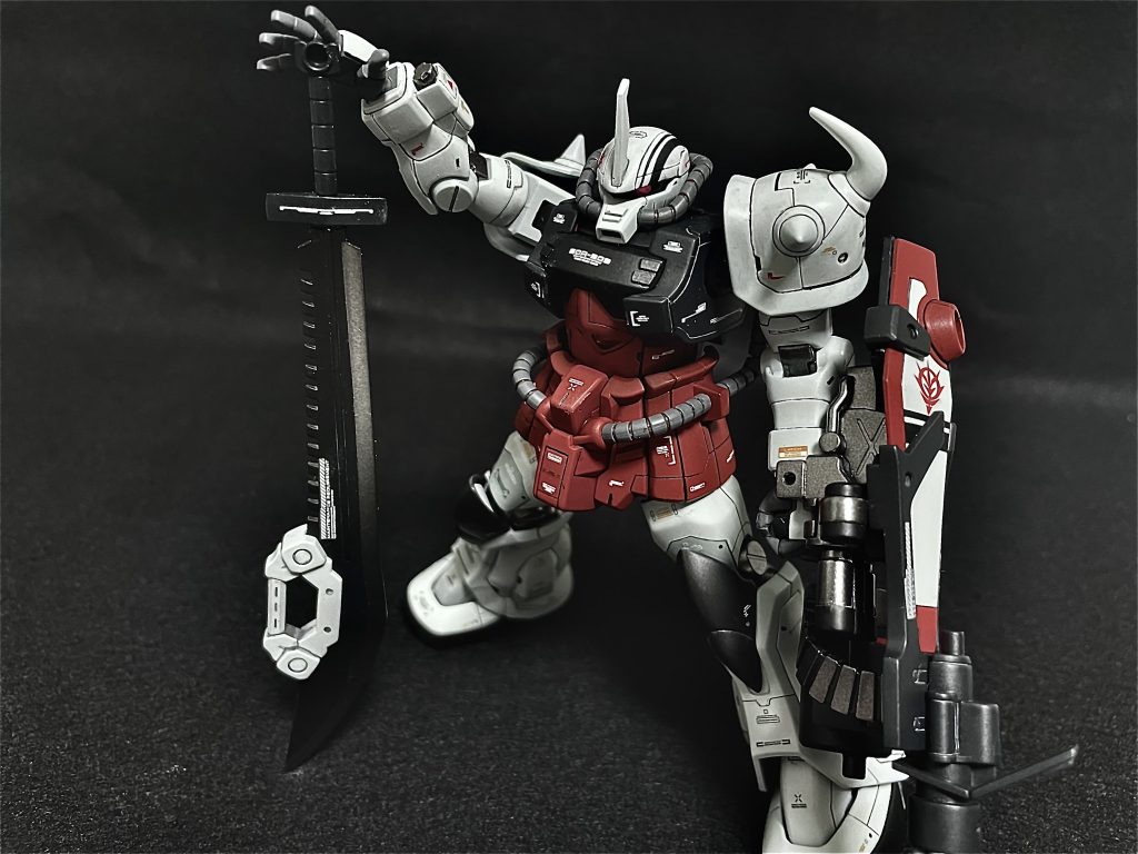 3年ほど前に購入したシステムウェポンのでっかいサーベルです。こんなイカつい武器似合うのグフカスタムしかいない！持たせたい！って思いがようやく達成出来ました。