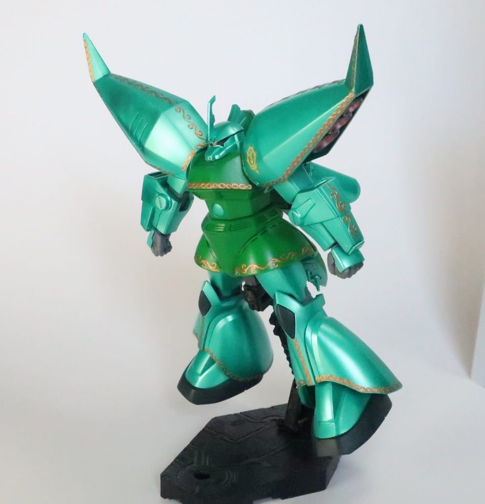 俺設定の駄文~~~本機はネオジオン公国の女公王ミネバ・ザビの専用MSである。エゥーゴ、ティターンズ、アクシズによる三つ巴の戦いはアクシズが漁夫の利を得る形で終結した。アクシズのハマーン・カーンはサイド3の割譲を連邦政府に迫ったが、連邦政府はこれを拒否。大規模な武力衝突に発展した。