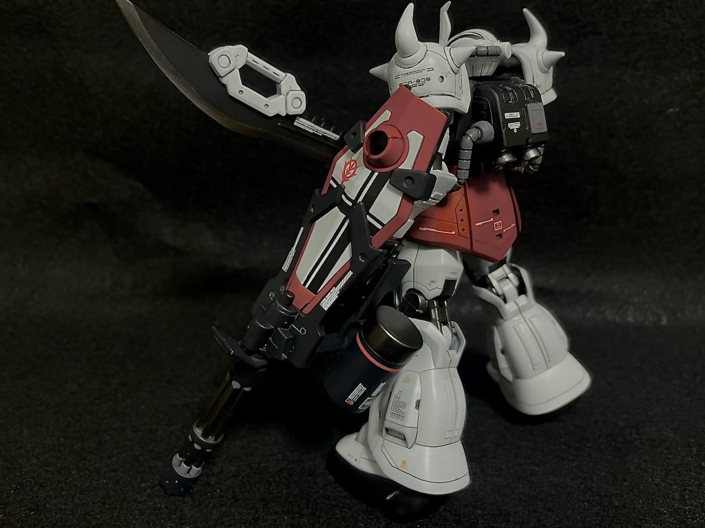 左側面からのバックショットです。今回ガトリングの銃身やタンクの後部、膝や肘関節の中、サーベルの刃、バーニヤはツヤ有りのまま。それ以外はツヤ消し仕上げにしてみました。