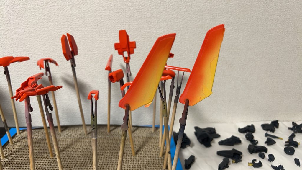 マスキング後に塗ったオレンジが映えます。