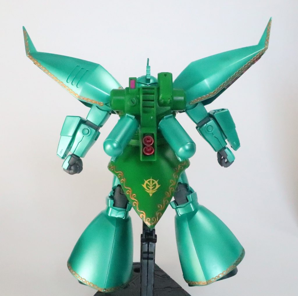 ファンネルコンテナはキュベレイのものを流用。リアスカートはパテで形状変更です。