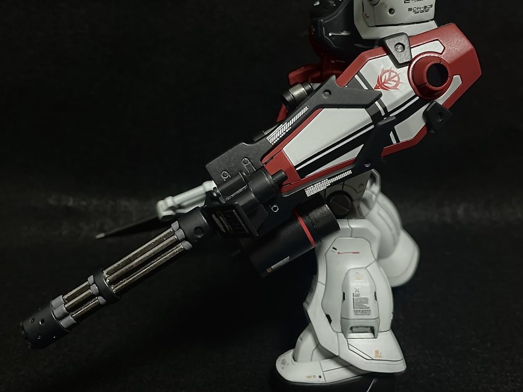 今回のお気に入りポイントは頭部とシールドの黒いラインです。黒サフの上にマスキングして塗り分けましたが、塗り直し補修なしで一発で仕上がりました。ガトリングの塗り分けも満足です。