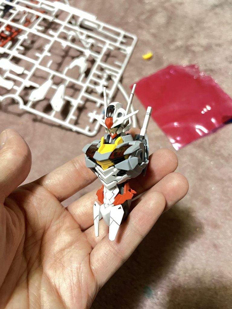 部分塗装的にサフを吹くだけで印象がガラリと変わってこのまま飾ってしまおうか悩みました。