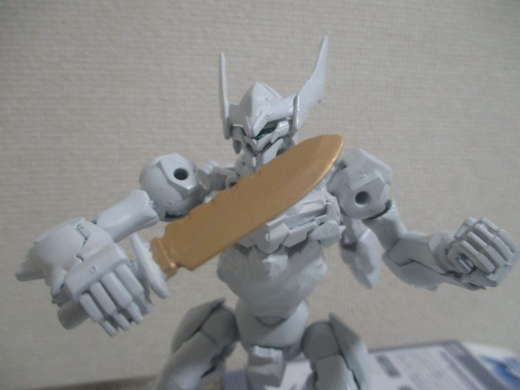 武器は原作同様、ナイフです。刃はビームではなく「鉄血風」と同じ希少金属という設定。それと分かりづらいでしょうが、「目」の部分はメタリックグリーンで塗ってます。