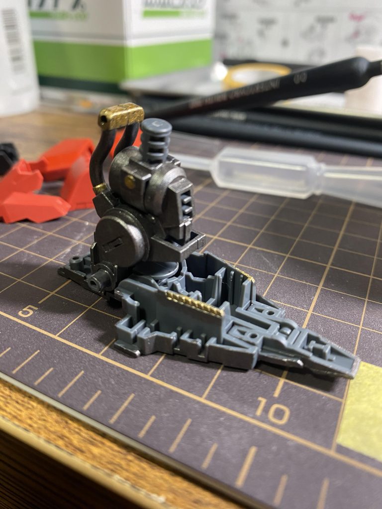 脚部もエアダクト？ぽい造形はゴールドで塗装し、基本フレームはタミヤの黒鉄カラーで塗装しました。