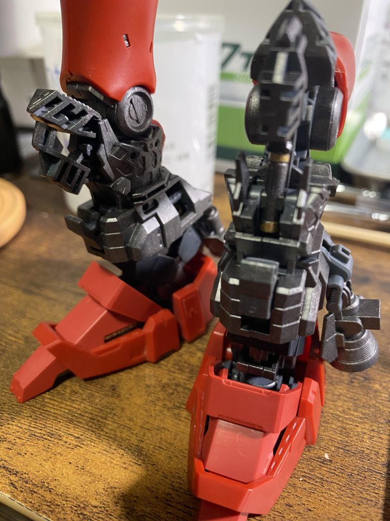 ある程度フレームの塗装が終わり、仮組を行ったタイミングの写真です。外装のレッドは敢えて成形色そのままにし、内部のフレームの金属感を引き立てました。