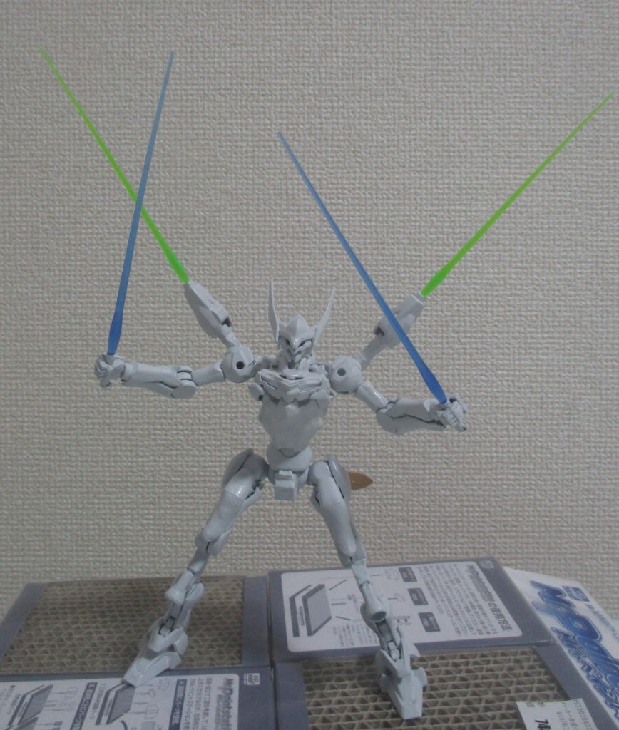 なんとナイフだけでなく、両腕とバックパックのアームからのビームサーベル4刀流を隠し持ってます！！そのために、ファラクトの両腕とダリルバルデのバックパックを使いました。