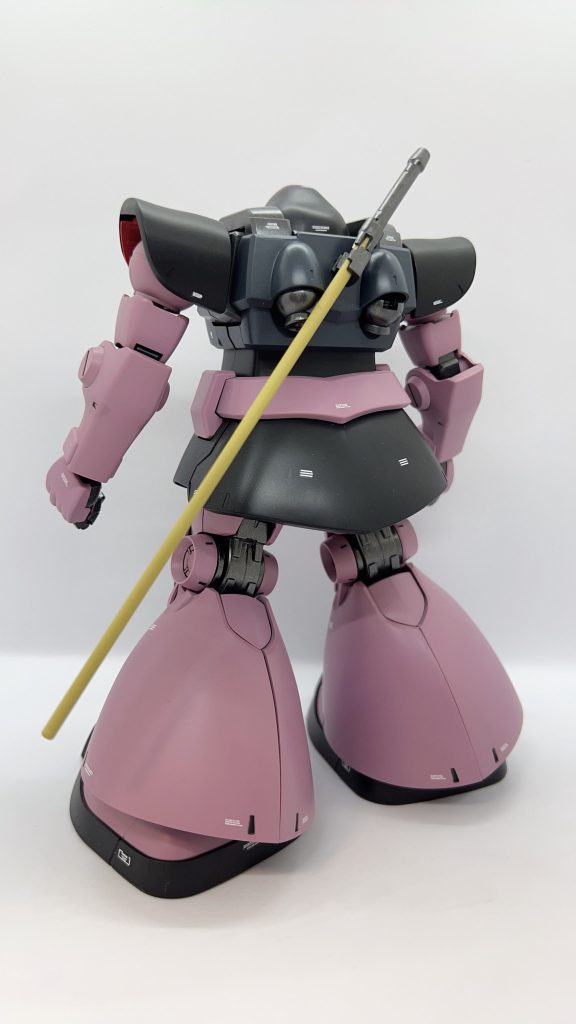 スカートと裾の拡がりがドム感ありますね。