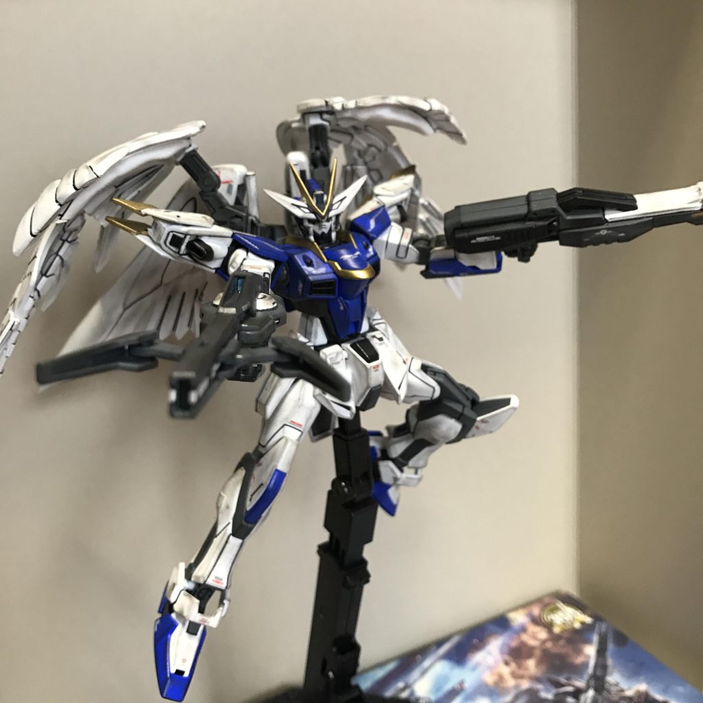 武装はいろんなキットから頂戴しまして、こちらは2丁ライフルと背面ウイングのビームサーベルで汎用性重視という設定です。キットはガンダム AGE FXのライフルとウイングゼロのツインバスターライフル