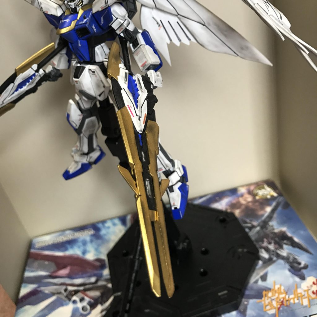 そして最後にこちらが最終決戦仕様設定で作った武装です。HGBFウイングゼロ炎用のホビー雑誌付録キットで色がクリアブルー一色形成だったのでこちらの配色は完全に好み100%ですwwソード兼ライフルという事にしてるのでシンプル設定が最終決戦に相応しいかな〜とww初めて尽くしの制作だったので楽しく作りましたね〜😆ここまで読んでいただきありがとうございます‼️