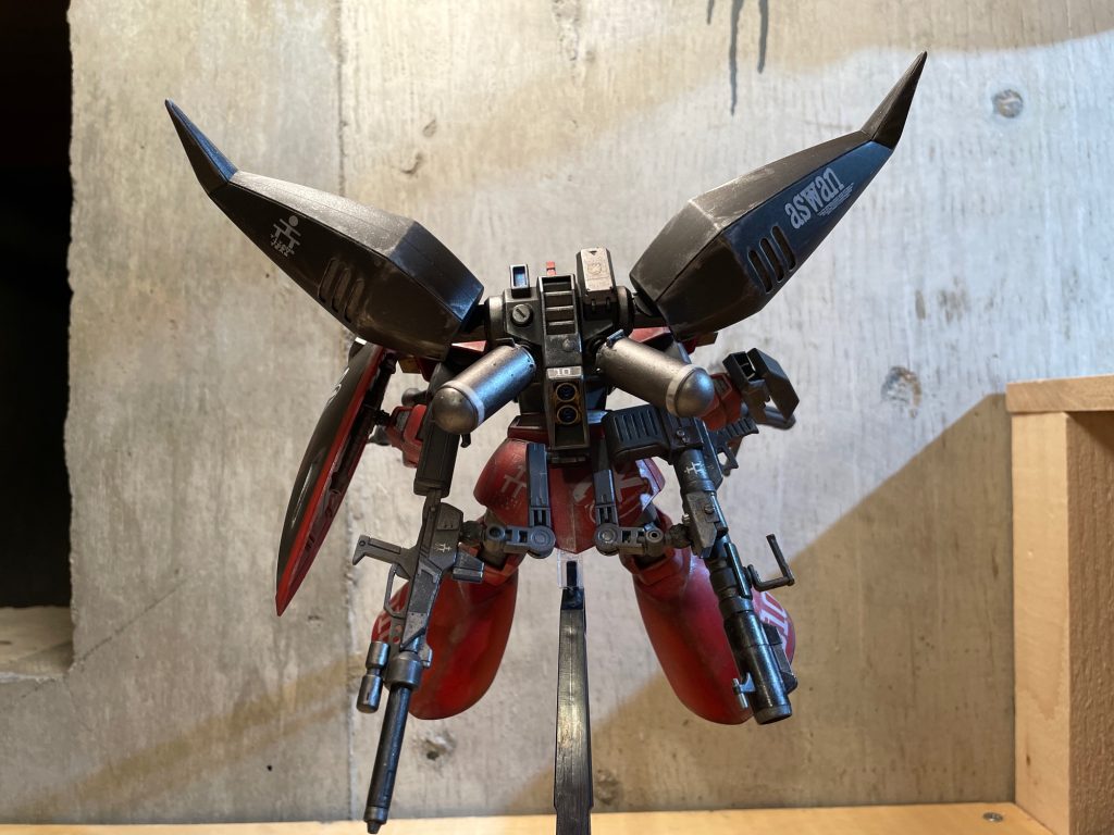 やはり、これもTR計画のデカールを貼ってティターンズ開発チーム仕様となってます。このキットにはライフル系の武装が4つ付属してるので、全部搭載出来るよう腰部にサブアームを取付て継続戦闘能力向上を計りました。もちろん操縦は記憶喪失のジョニーライデン。ここでの研究開発が、後のTRシリーズにつながる…という妄想をしながらゲルググシリーズ一旦終了。