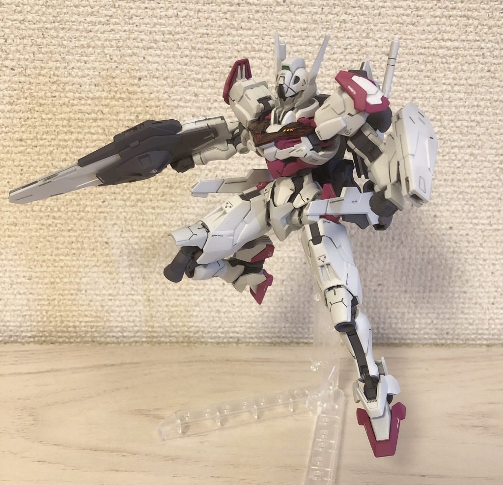 こんな感じで腰のビームガンとして構えても良いと思います。