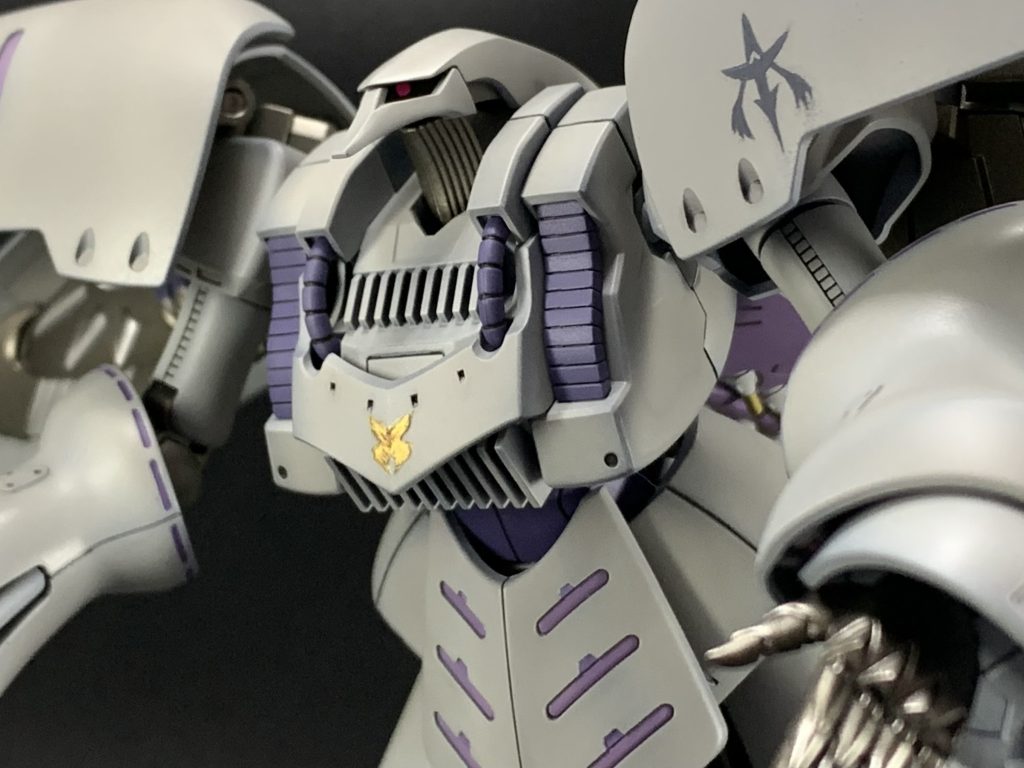 大きく羽ばたいているポーズで写真を撮りたいのですが、撮影ブースが小さくて全身が入りません。