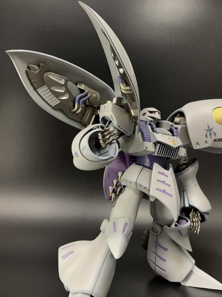 4枚の肩バインダー、キットのままでは先が丸まっているので、延長してピンピンに尖らせました。バインダー裏のデザインはイラストをよく見るとけっこう違うのですが、作り直す技量が無いので塗り分けで誤魔化しました。ハンドパーツはコトブキヤのワイルドハンドに交換しています。