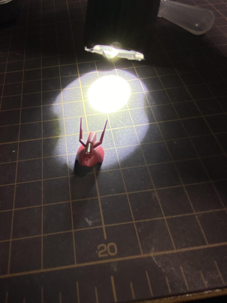 ここはリカバリーで急遽行った改造なのですが…クリアーパーツを紛失してしまったので、UVレジンで製作しました。