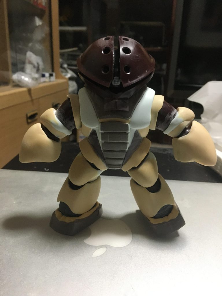 改修作業！ずんぐりむっくりな、体型にパテを盛り何と無くの造形開始、脚下の不要な部分の切除。胸の蛇腹状の部分の整形、頭部の穴モールドもピンバイスにて追加。