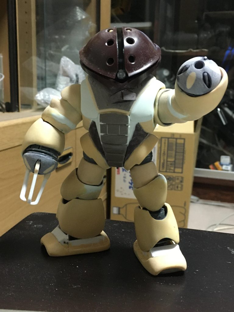 脚の腿部分を、切断してプラ板重ねて延長、各所モールドを棒ヤスリピンバイスにて追加。脚下にも大体の造形プラ板とエポパテにて実施。手先を三又にするように工作、エポパテにて不要な穴埋めと、細長い手（ロボットアーム？）はプラ板にて造形