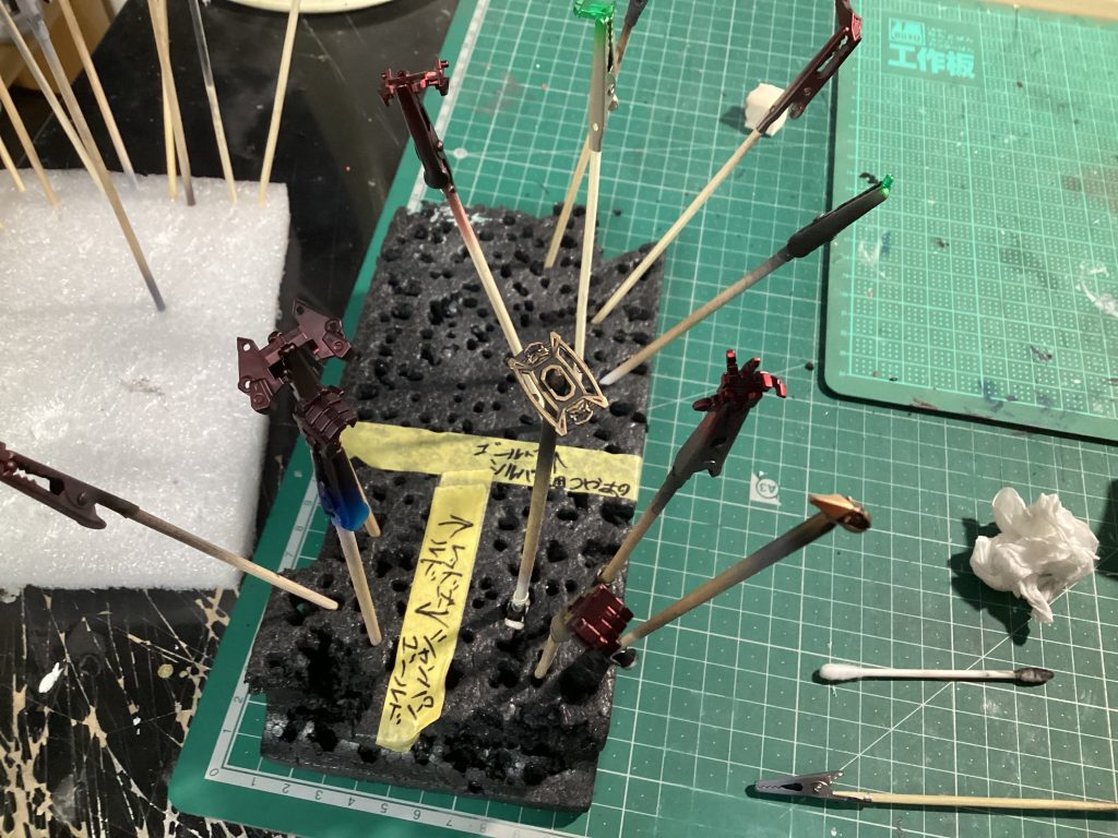 今回のキャンディーレッドなどのメタリックを先に塗装し、その後塗装するグレーや白にメタリックの粒子がつかないようにしています!またセンサーのクリアパーツなどの裏にはメッキ塗料を使ってブラックライトで光らせた時に綺麗に光が反射し行き渡るようにしています。今度上げる予定ですが、ストライクフリーダムのHGを前に作ったので塗装ベースに何色で塗るか書いていますが気にしないでください。