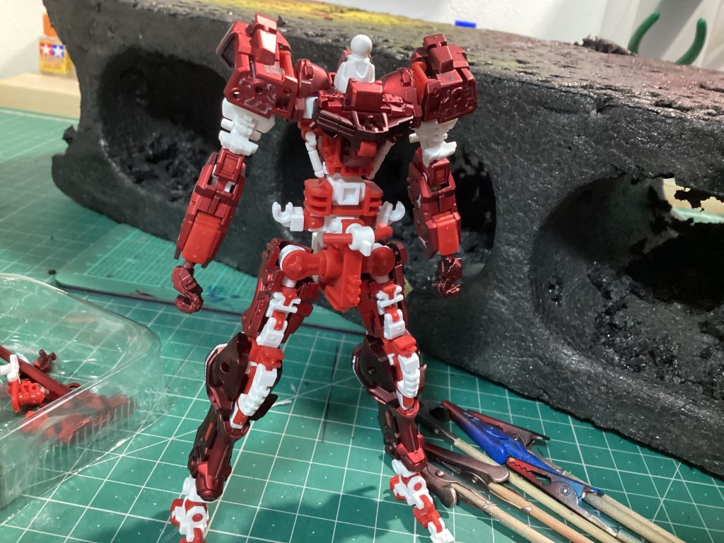 色々なパーツを塗りメタリックのパーツだけでも取り付けるとかなりカッコいいです!見てわかるようにちゃんとキャンディーレッドのカラーを二つ使ってます!さっきも言いましたが(笑)メタリックも先にデカールを貼り先にトップコートしました。そのついでにアドバンスドmsジョイントにも艶消しを吹きました。