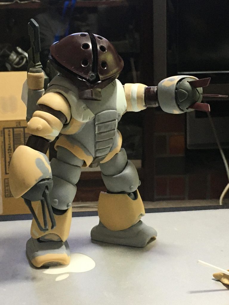 全体的に調整、ときパテを筆にて塗ってはヤスル工程。ダリル用の装備手先✖️2とマスクとバックパック作成、プラ板、プラ棒、プラパイプ、エポパテと忍耐力と想像力を使用。笑近い形の物がある物は、プラ棒やプラパイプなどをカットして使いましたが、全くもって無いものを造形する時に、プラ板をある程度の形にして切り出し重ねてたっぷりの接着剤で接着して、乾いてから削ってヤスってが、私のメイン作業法でした笑　初心者はこうやってやったら楽だよーみたいな方法がありましたら是非ともアドバイス宜しくお願いします🥺頭部は穴を開けて内部ギミックをプラ棒で作成した程度で他は触らず、そのままで優秀なキット！