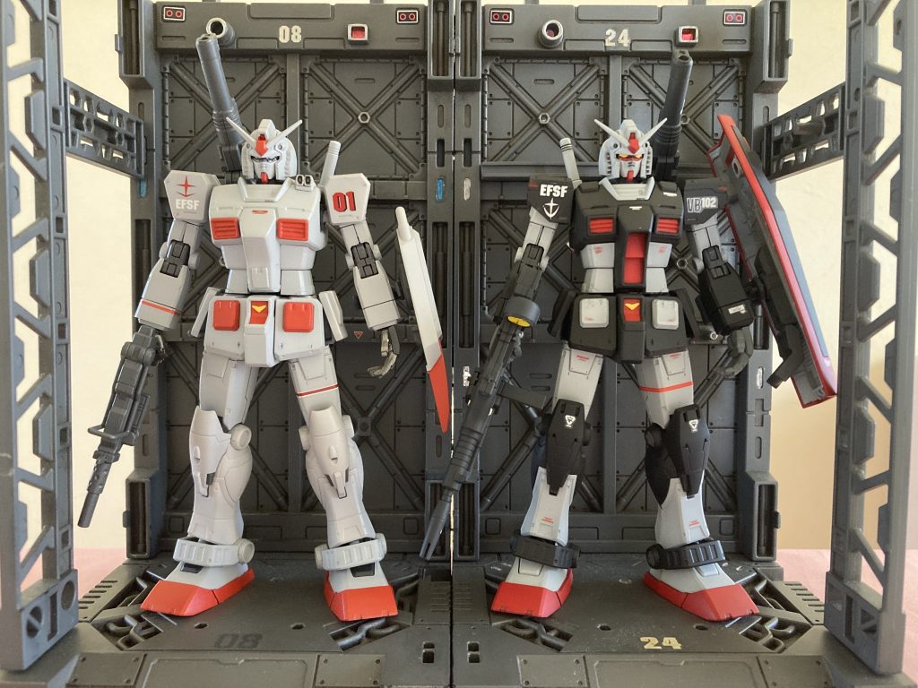 ロールアウトカラー機と格納デッキに並べてみました。ロールアウト機はジムとのミキシングなので肩と膝が異なります。