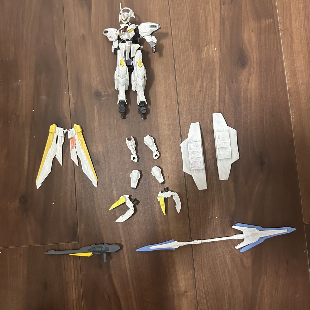 上 本体     中段左 フライトユニット(ウイングガンダムの羽を流用) 中段真ん中、右  シールドを含め8基のガンビット  下段下   バスターライフル  下段右 ビームランス(？) 