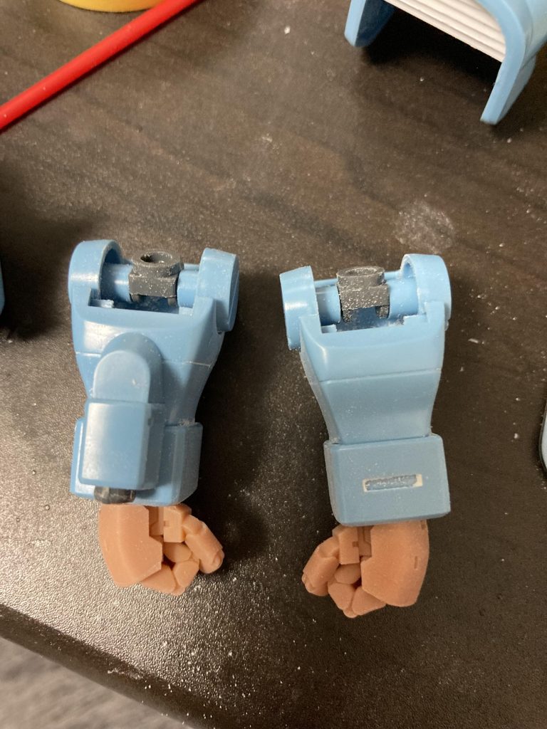 ハンドパーツがキットのままだと薄っぺらかったので三角屋さんのものに変更しました。