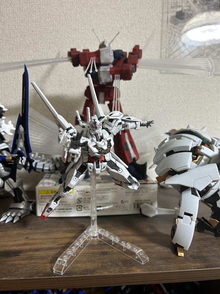 最後にエリーを抽出するときのポーズ。何でか分かりませんがこのポーズが一番好きで,これで飾ってます。スレッタの人柄というか,必死に何かをしようとしている様子が刺さったのかなあ。