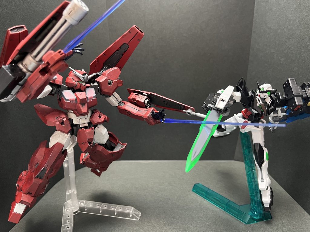 (前回のリクシアと少し話が繋がってます)ソフィ『先遣隊が全滅したから来てみたらお宝はっけーん！ソレ子(トレミーは逃したけどこんな所にガンダム⁉︎ソフィ『それってGN粒子とか太陽炉ってのを積んでるんだよね？プロスペラママやエリーが欲しがっててさぁ…その機体渡してくれるかな？ソレ子(リクシアを渡すわけにはいかない。けど元々実戦で出す予定じゃなかったからエネルギーももう…ソフィ『無理だよねぇっ⁉︎じゃあ手足バラバラにして持って帰ってやるよ！ソレ子『くっ…ソフィ『これだけ近いとお得意の遠隔武装なんて使えない！撃てないよねぇっ⁈