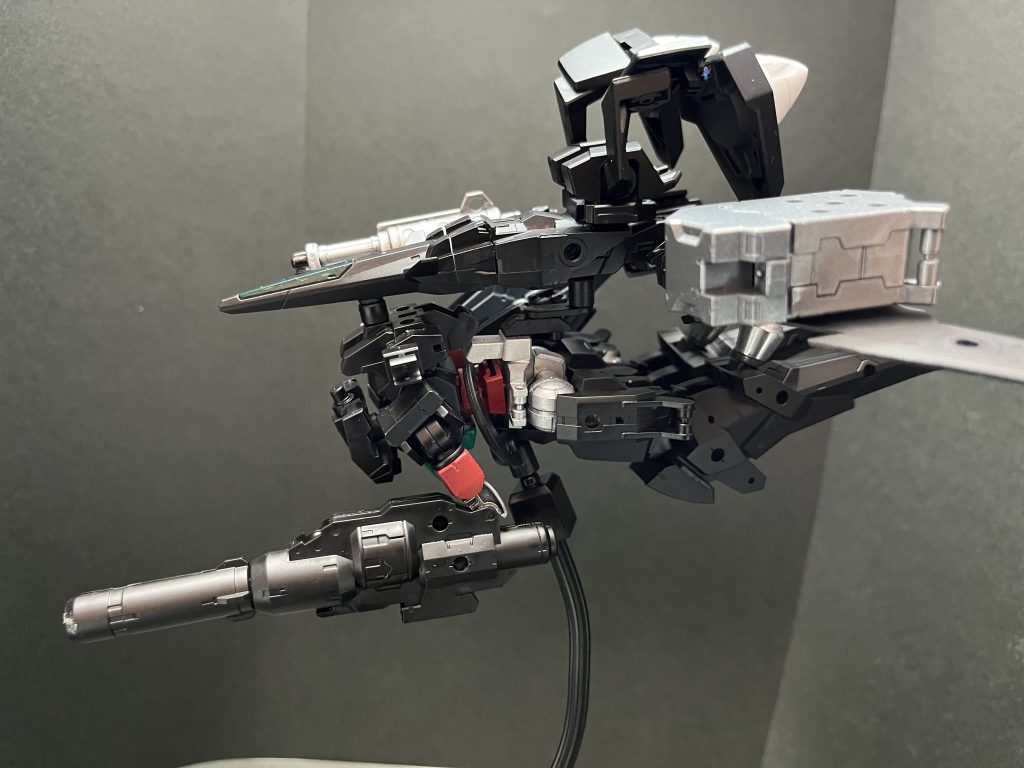 輸送形態横から撮影30mmのジョイントをうまく噛ませたら凄い安定した運搬姿勢になりました空気抵抗とかさぁ(´・ω・)じ、GNフィールドでなんとかするの( *｀ω´)笑