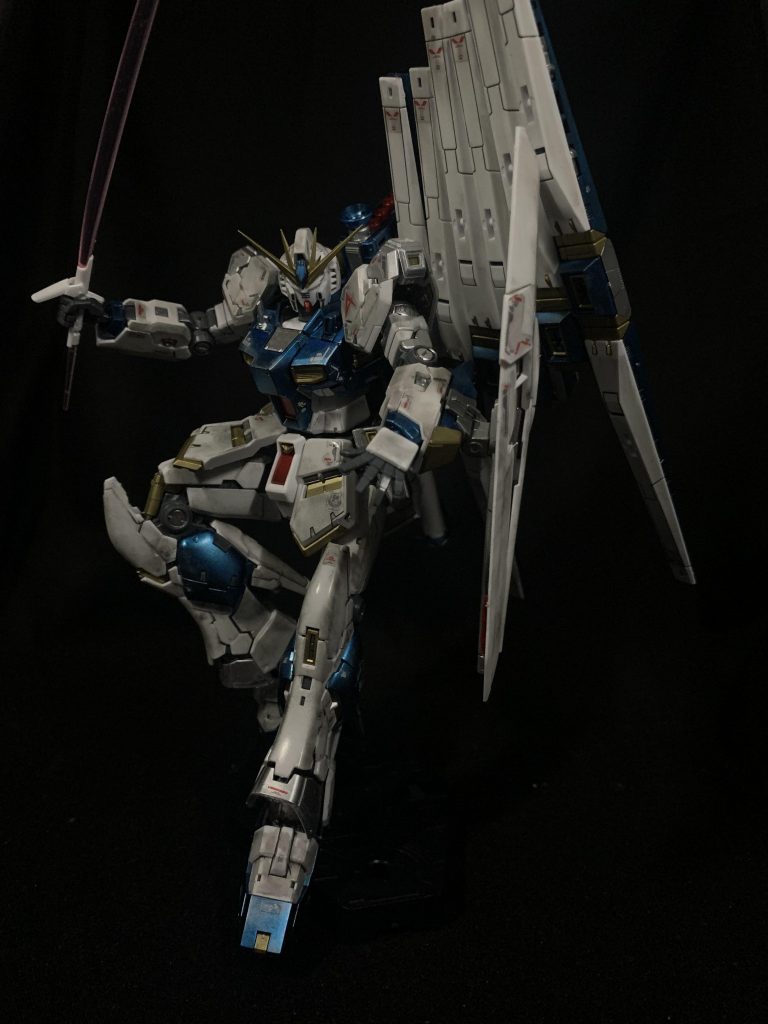 ビームサーベル持ってポーズです。