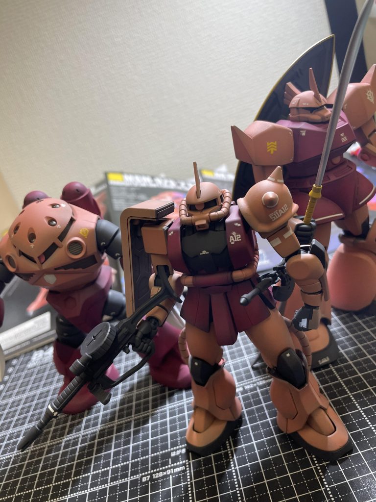 シャアピンク、シャアレッド、ファントムグレーの3色です。