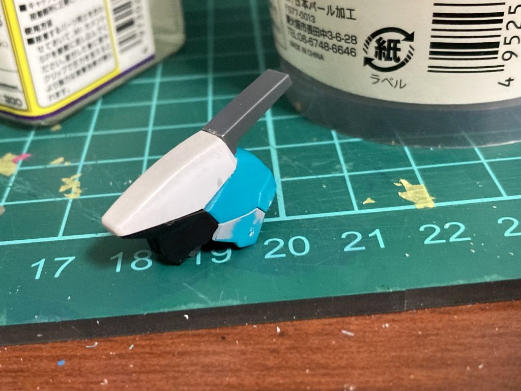 頭は旧キットアサルトバスターのアンクルガード(多分)とドッズライフルの持ち手の下部分を合わせこんで作ってます。グレイズ頭を半分にしてジャストフィット。