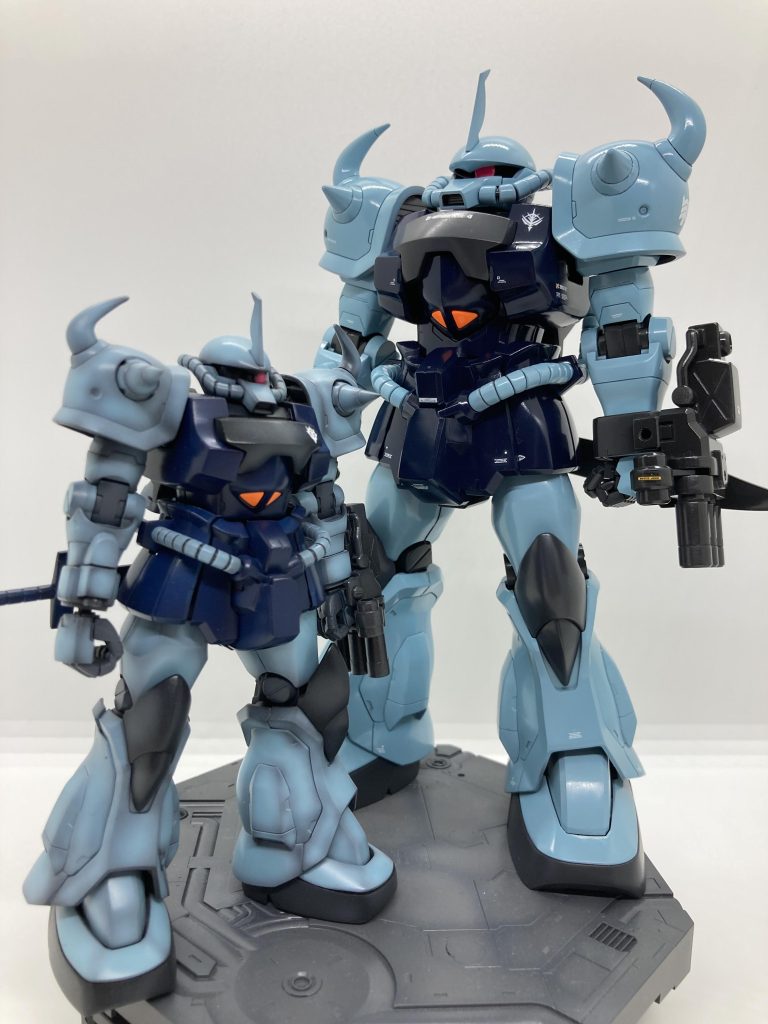 先日作成したHGグフカスと一緒に。MGはベタ塗りで墨入れ+デカールで差をつけました使用した塗料は同じですが、グラデーションとベタ塗りでだいぶ印象が変わりました